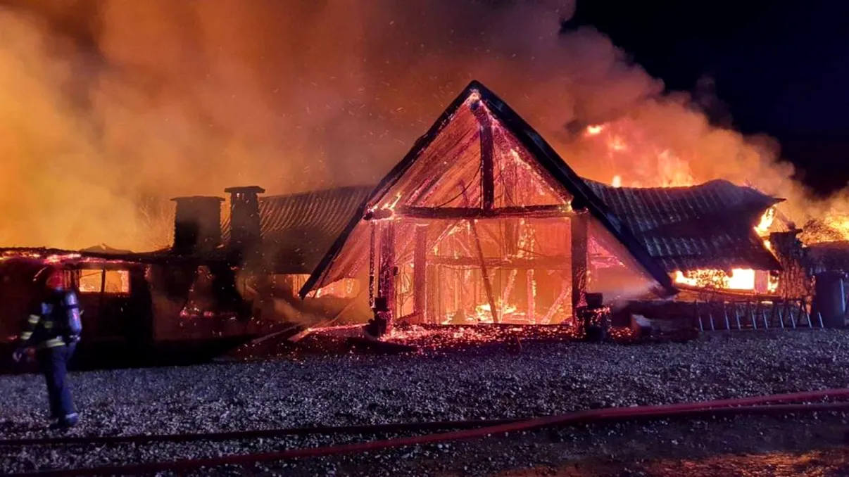 Incendiu puternic la o pensiune din Prahova. Cinci persoane au fost găsite carbonizate
