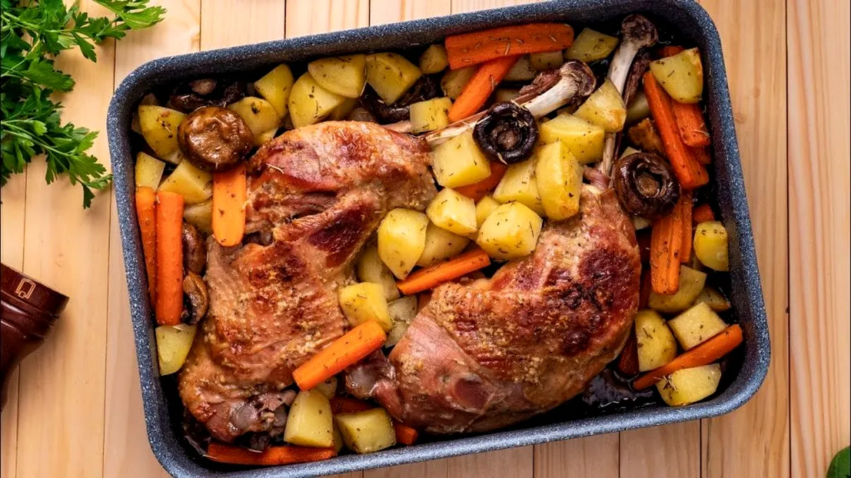 Ingredientul care frăgezeşte friptura de curcan. Aşa va ieşi suculentă la interior, crocantă la exterior
