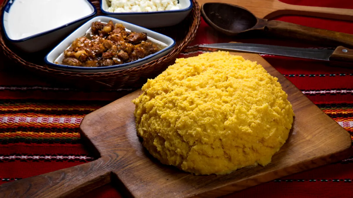 Rețetă veche de mămăligă moldovenească. Cât timp trebuie lăsată la