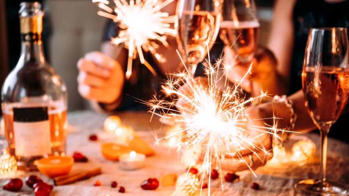 Trebuie să stăm încălțați sau descălțați la petrecerile de acasă la Revelion. Explicația oferită de un specialist