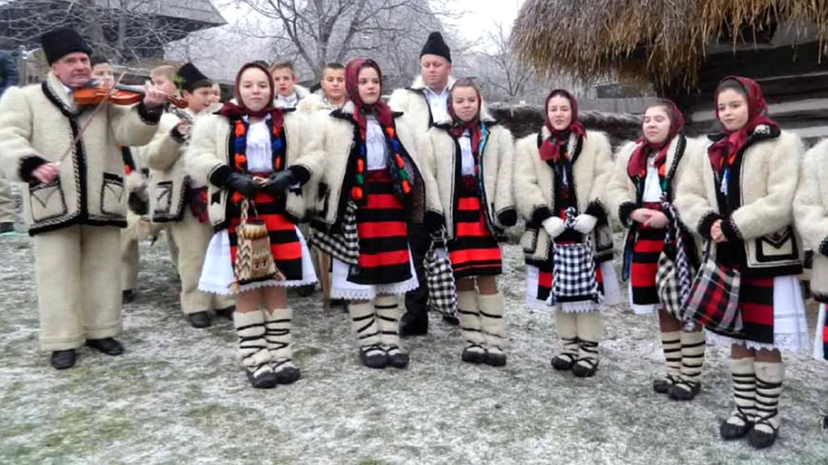 De ce se merge la colindat în Ajunul Crăciunului. Însemnătatea obiceiului atât de iubit