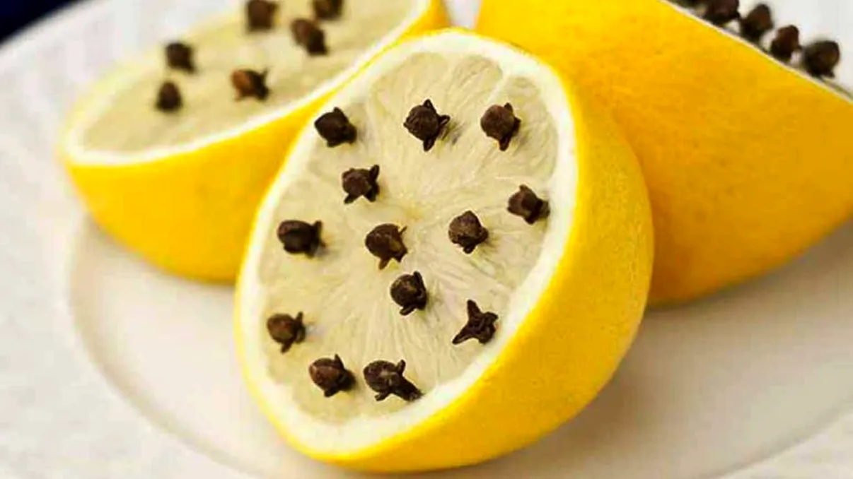 A pus cuişoare într-o jumătate de lămâie şi a scăpat de o mare problemă. Secretul pe care orice gospodine trebuie să îl ştie