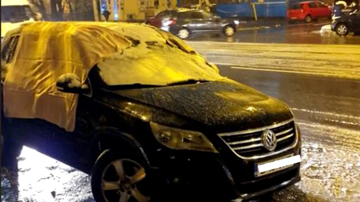 O maşină lăsată cu geamurile deschise, acoperită cu pături de un bucureştean. Povestea din spatele gestului viral: 