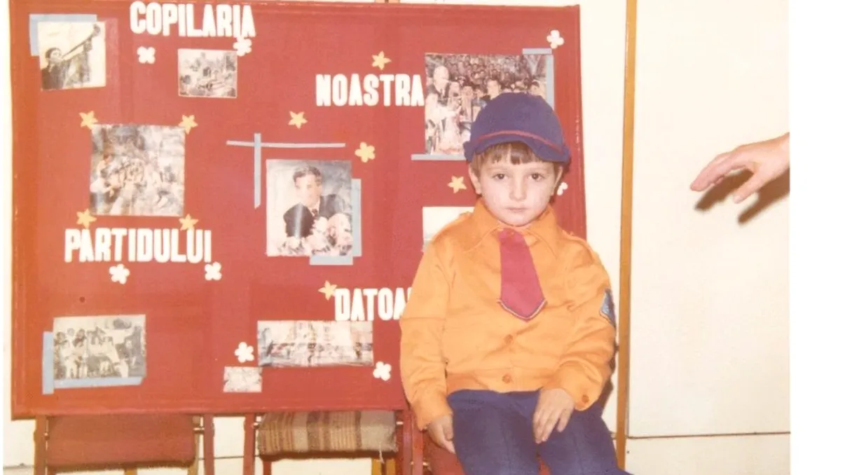 Băiețelul din imagine este acum cel mai apreciat prezentator TV din România. Îl recunoști?