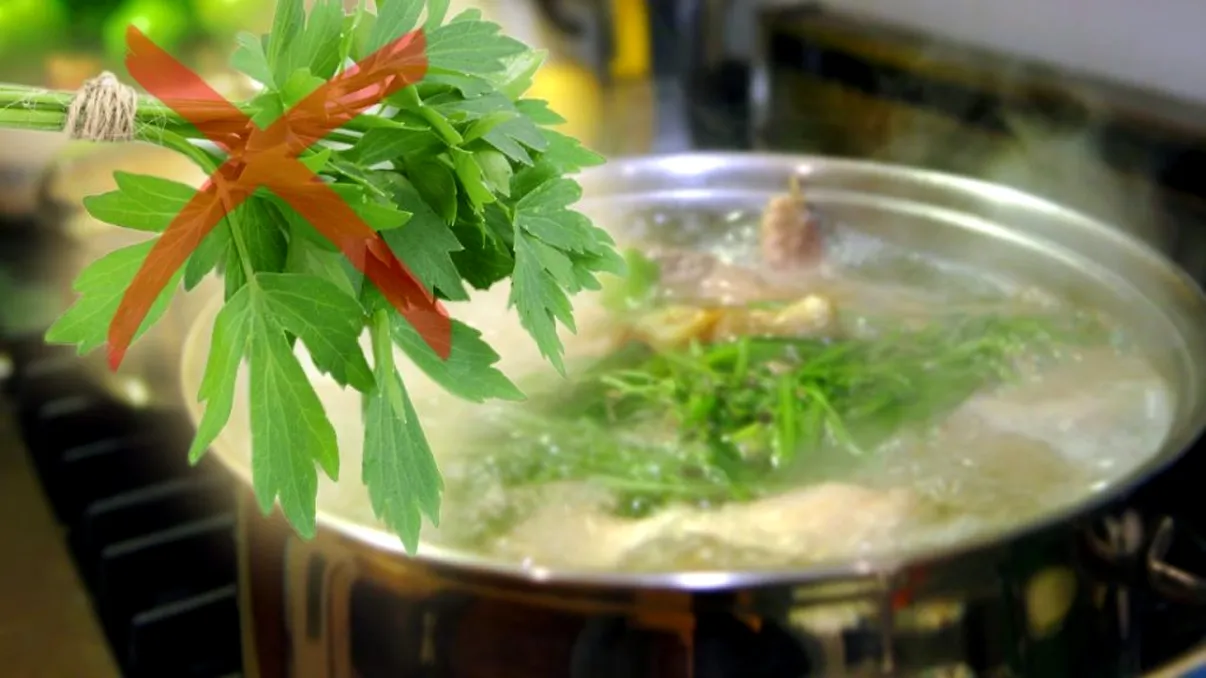 Nu mai pune leuştean în ciorba aceasta! O amărăşte imediat, preparatele în care nu trebuie să îl adaugi