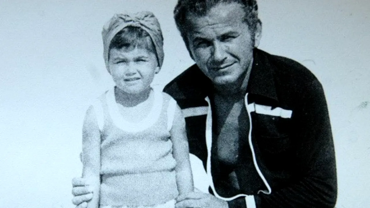 Recunoşti fetiţa din imagine? Astăzi, este una dintre cele mai controversate femei din România, este puternică şi spune lucrurilor pe nume