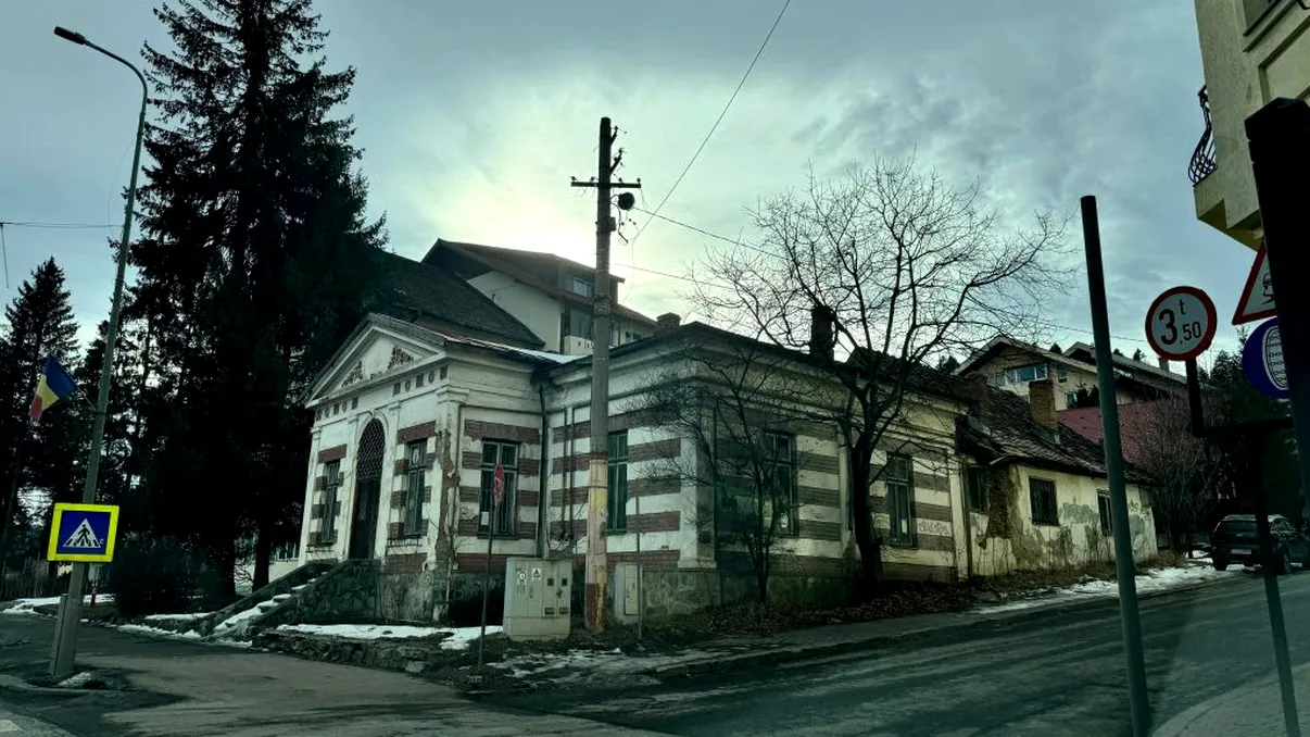 Stațiunea din România care a ajuns în paragină. ‘Perla României’ este pustie, multe pensiuni s-au închis, iar drumurile sunt pline de gropi