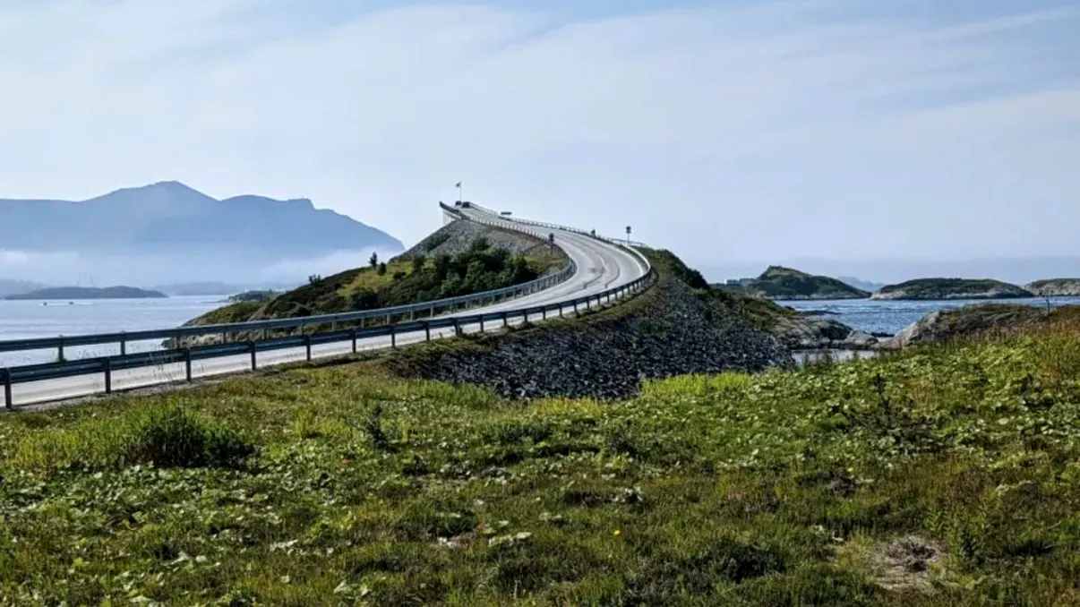 Testul de inteligenţă al momentului. Ai un IQ ridicat dacă îţi dai seama ce se întâmplă, de fapt, cu şoseaua din imagine!