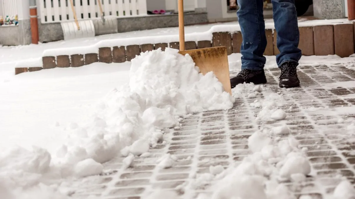 Amenda primită de un bărbat care a dat zăpada din fața unui magazin. Poliția i-a pus cătușele