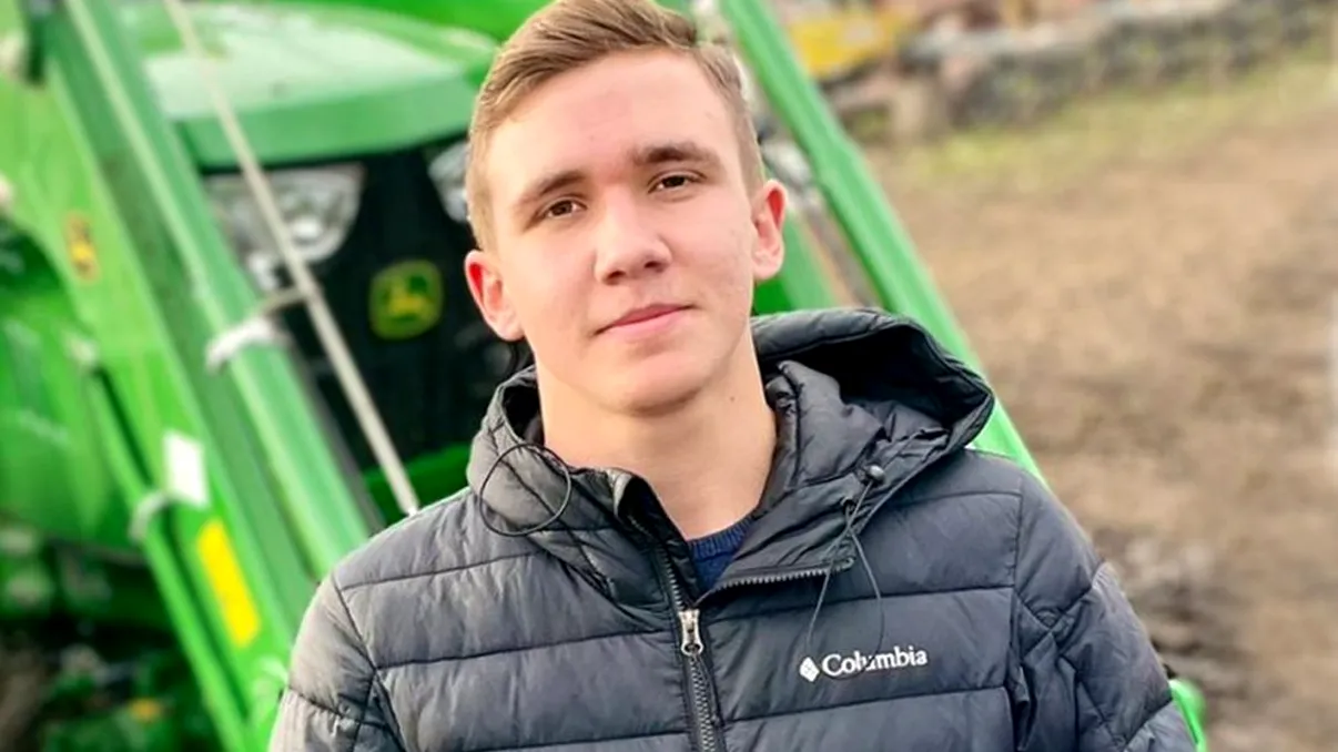 Costin are 19 ani și nu a vrut discoteci, nici țări straine, ci să lucreze cot la cot pământul alături de părinți: „Avem o fermă zootehnică de 65 de bovine”