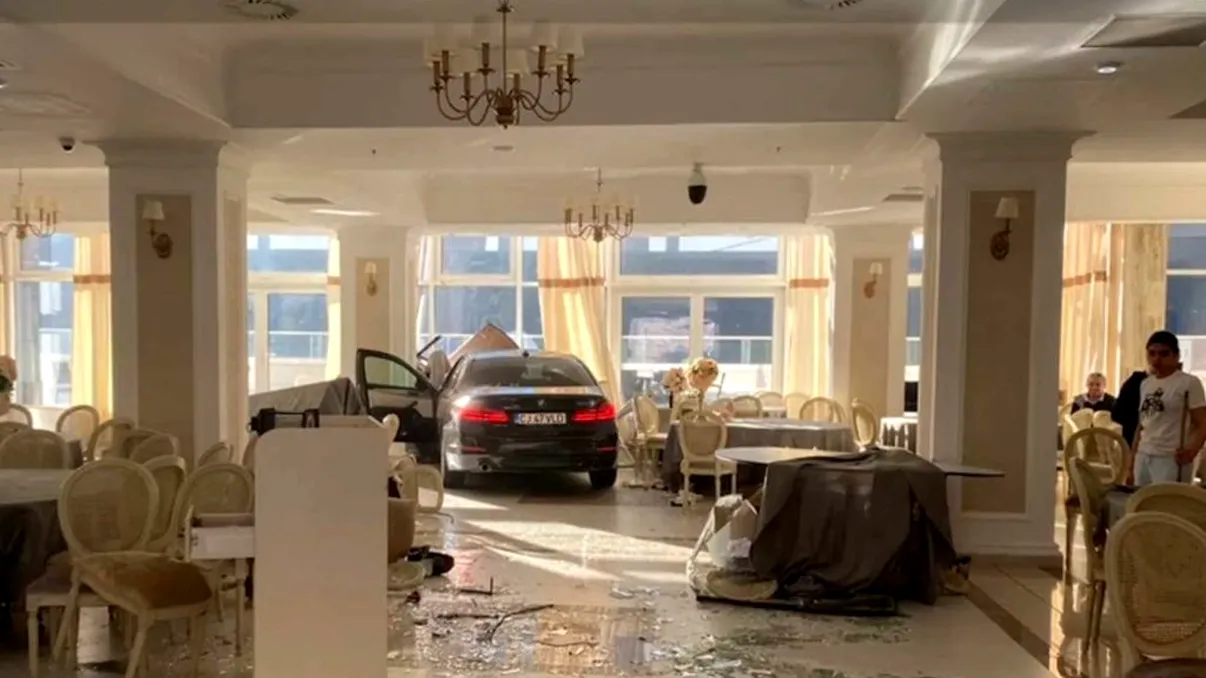 A venit cu BMW-ul la restaurant, dar 'a uitat' că nu are voie să intre cu el în local. S-a întâmplat în Băile Herculane, cum s-a scuzat şoferul VIDEO