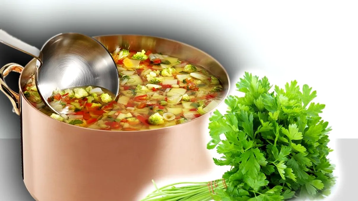 Când se pune pătrunjelul în ciorbă, de fapt. Mulţi îl adaugă în farfurie, dar e greşit