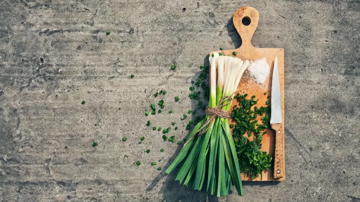 Ce se întâmplă în organismul tău dacă mănânci usturoi verde, de fapt. Trebuie consumat cât mai des