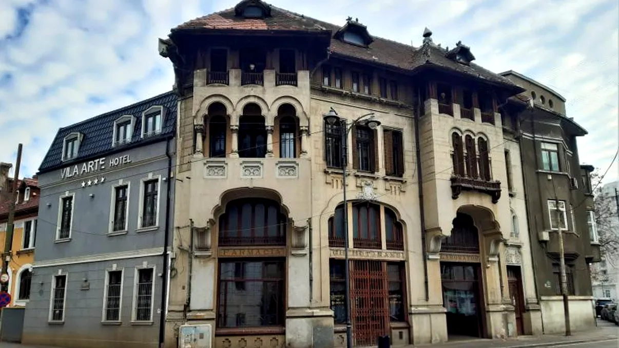 Cea mai veche farmacie din Bucureşti. Clădirea încă există, mobilierul a fost făcut pe comandă în Viena