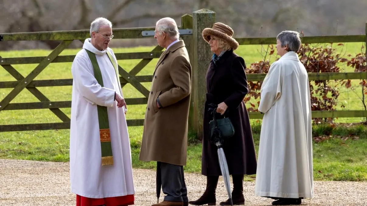 Cum a apărut Regele Charles la slujba de duminică. Detaliul îngrijorător observat de toată lumea, Regina Camilla a fost şi ea prezentă