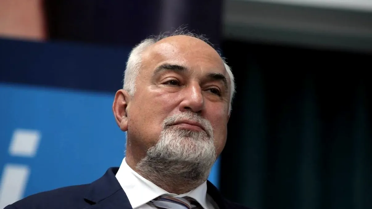 Cum arată Varujan Vosganian la 65 de ani. Politicianul a fost prins pe picior greşit, în trafic