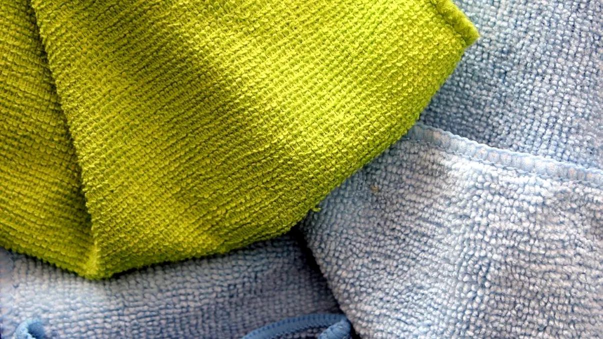 Cum îți strici cârpele din microfibră, fără să îți dai seama. 3 greșeli majore care te trimit la supermaket să comperi unele noi