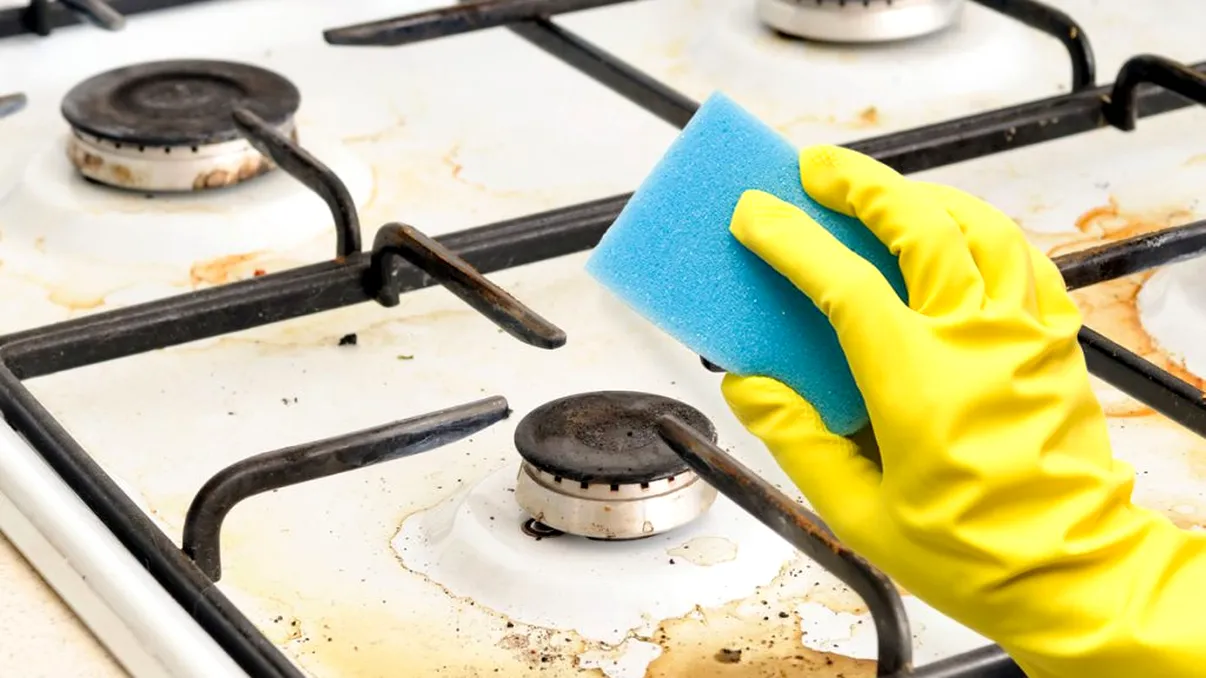 Cum se curăţă rapid arzătoarele de la aragaz. Ai nevoie de două ingrediente şi de câteva minute la dispoziţie