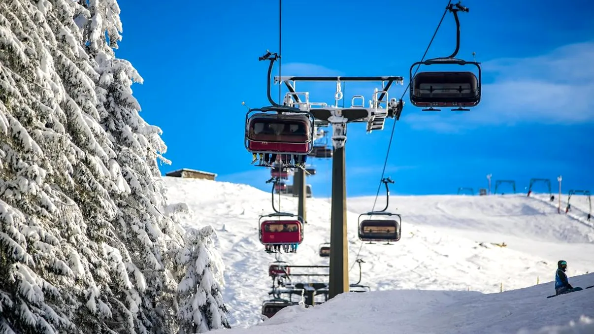 Un copil de 7 ani a căzut de pe telescaunul din Straja. Reprezentanţii Salvamont şi ISU Hunedoara, de urgenţă la faţa locului