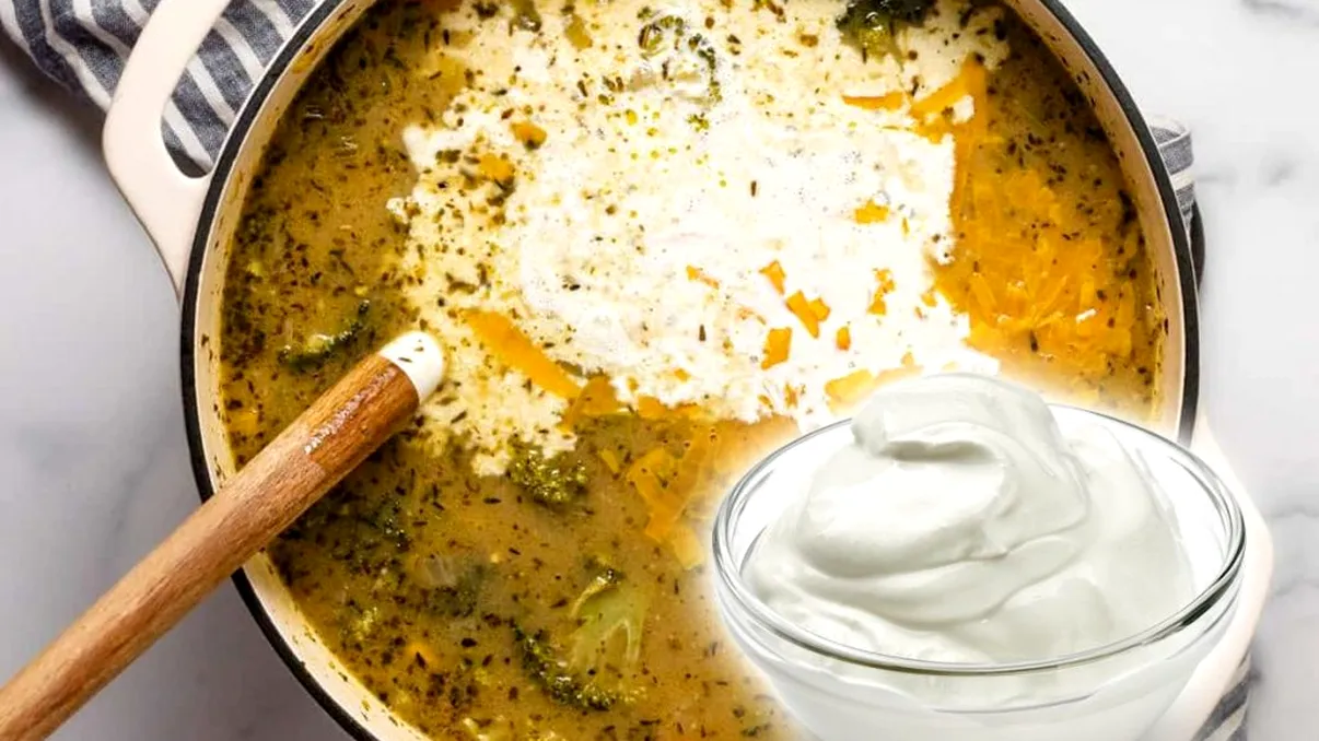 Când se pune smântâna în ciorbă, de fapt. Aşa nu se va brânzi şi va da un gust special