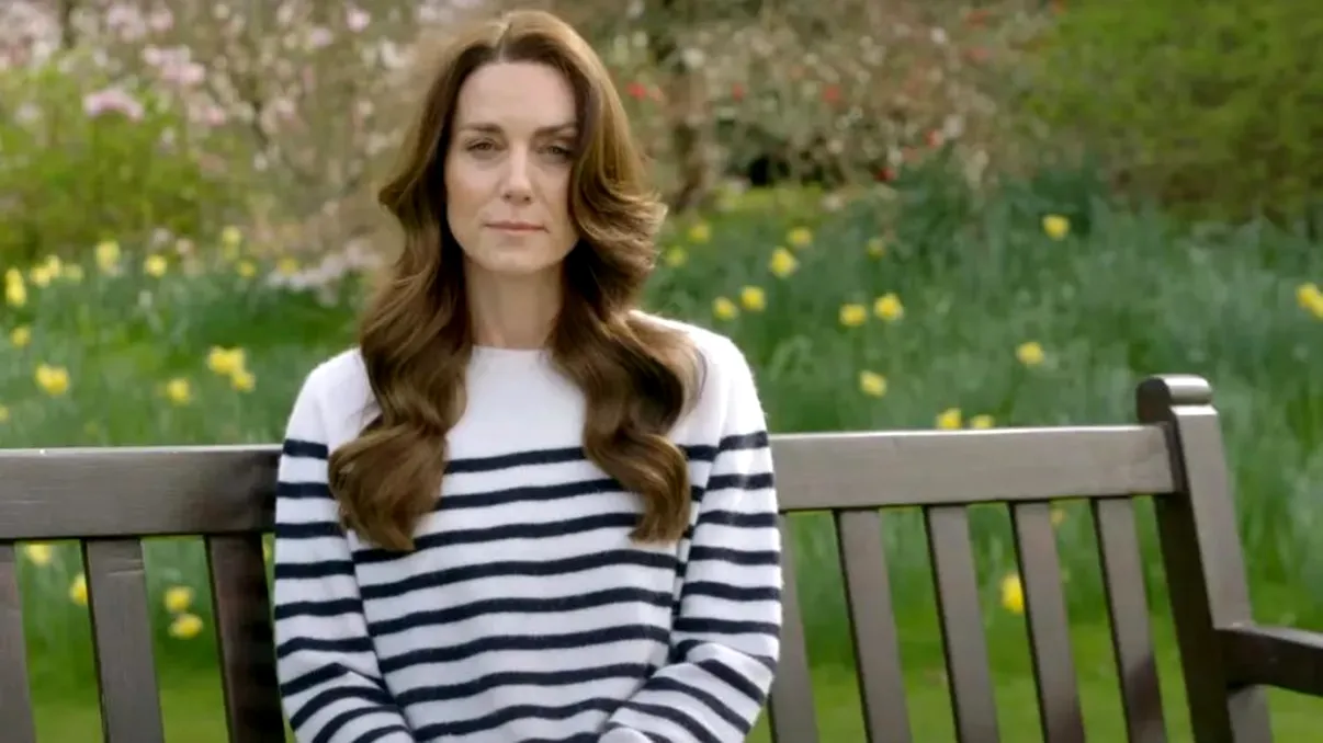 Cât costă puloverul purtat de Kate în ziua în care a anunțat că are cancer. Mesajul ascuns în dungile albe și negre