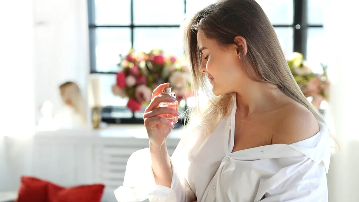 Ce spune parfumul pe care îl folosești despre tine. Surpriză totală la aromele fresh