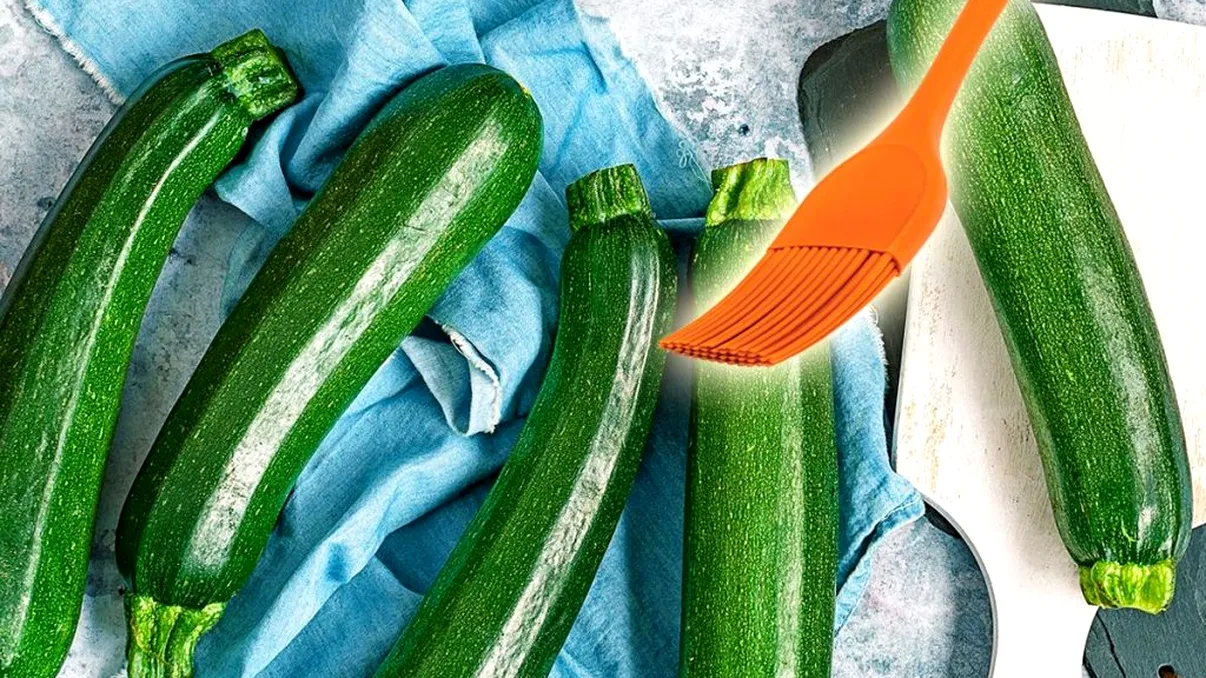 Cu ce să ungi dovleceii înainte de a-i băga la cuptor. Ingredientul care schimbă tot gustul