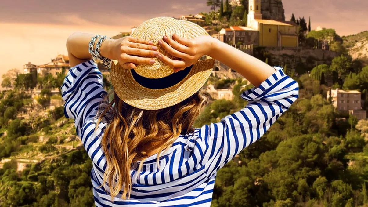 Satul cocoțat pe o stâncă înaltă de peste 400 de metri. E de o mare frumusețe, peisajul e incredibil