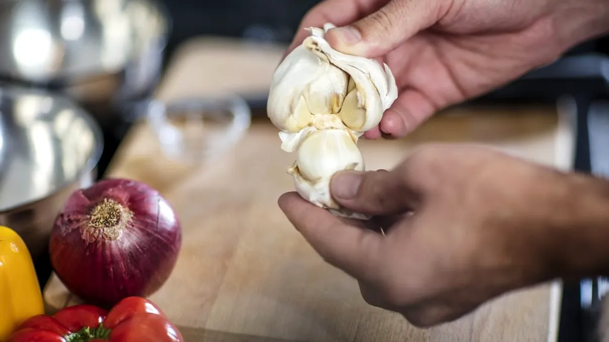 Secretul coreenilor pentru curățarea rapidă a usturoiului. Așa e mult mai simplu