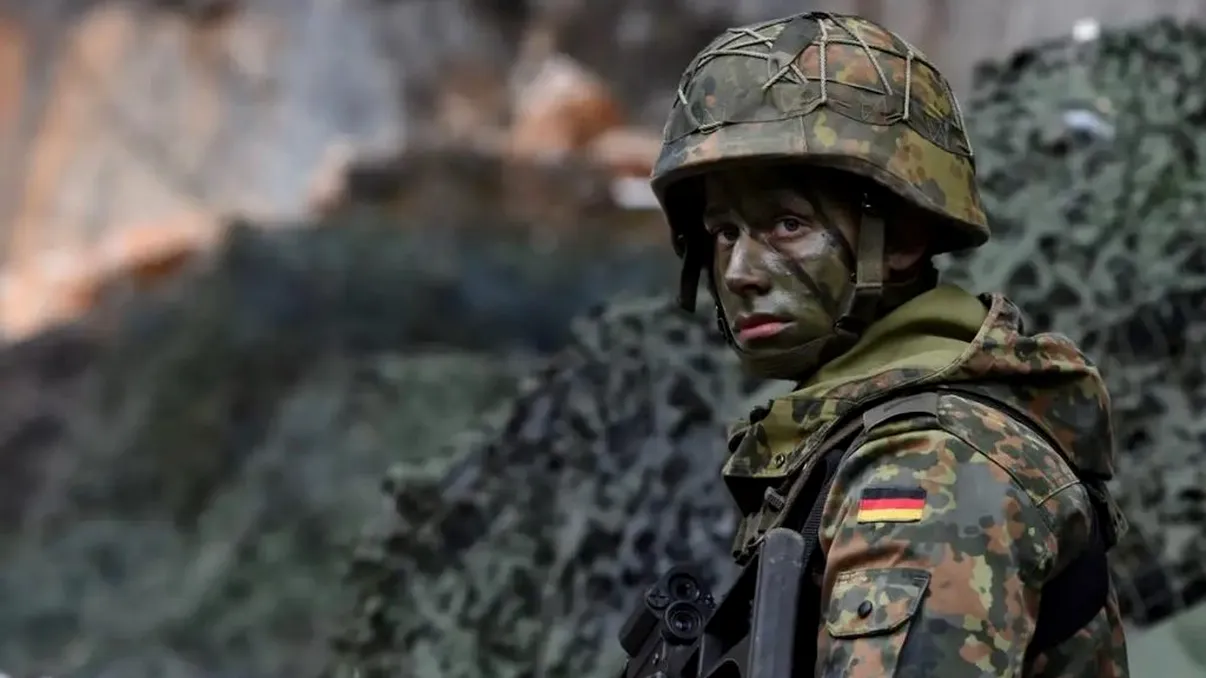 Stagiul militar obligatoriu ar putea reveni în Germania. Băsescu: 'Este necesar şi la noi. Obiectivul lui Putin este să ajungă la gurile Dunării'