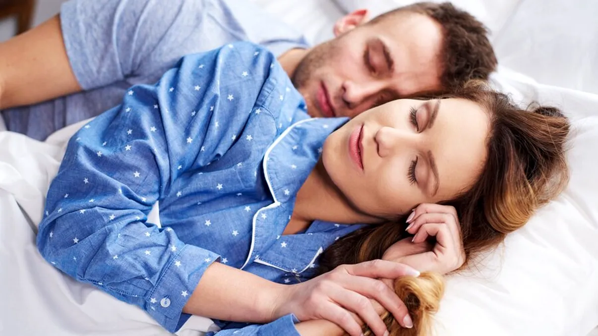 Ce metode pot să folosească persoanele care nu pot dormi fără partener. Vor avea un somn liniștit