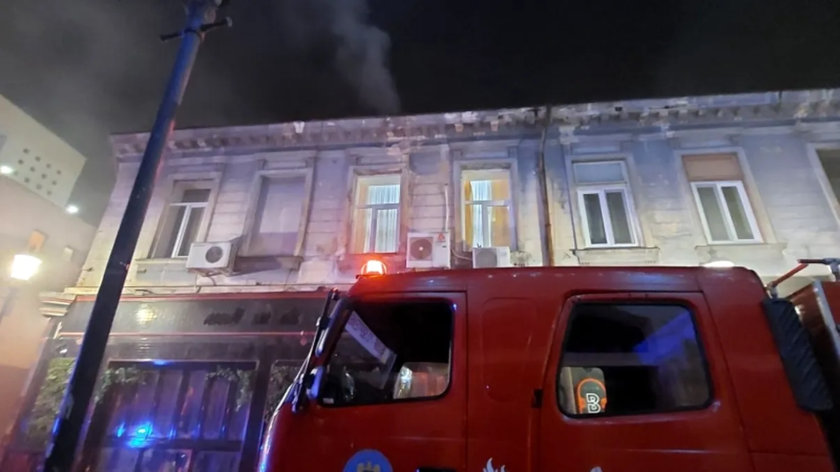 Incendiu în Centrul Vechi din București, într-o zonă intens frecventată de turişti. Pompierii au intervenit de urgenţă