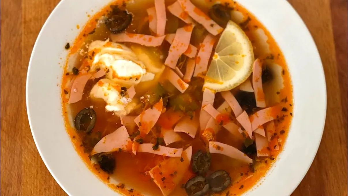 Ingredientele magice pe care să le adaugi în ciorba rusească. E bună și pentru mahmureală