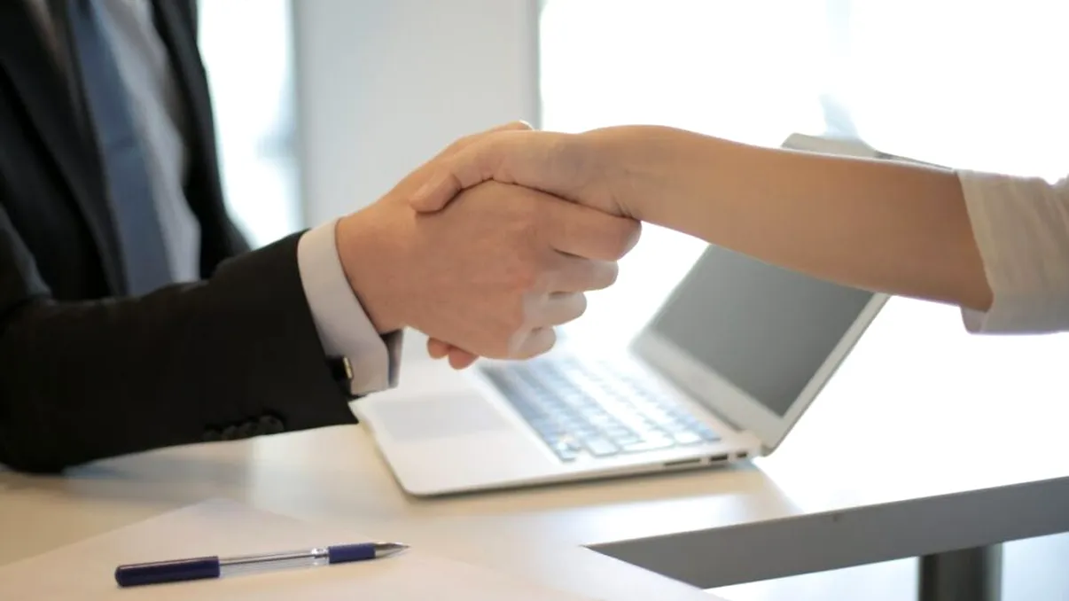 Apar noi locuri de muncă în România. Angajările vor curge pe bandă rulantă, schimbarea majoră care urmează în țară