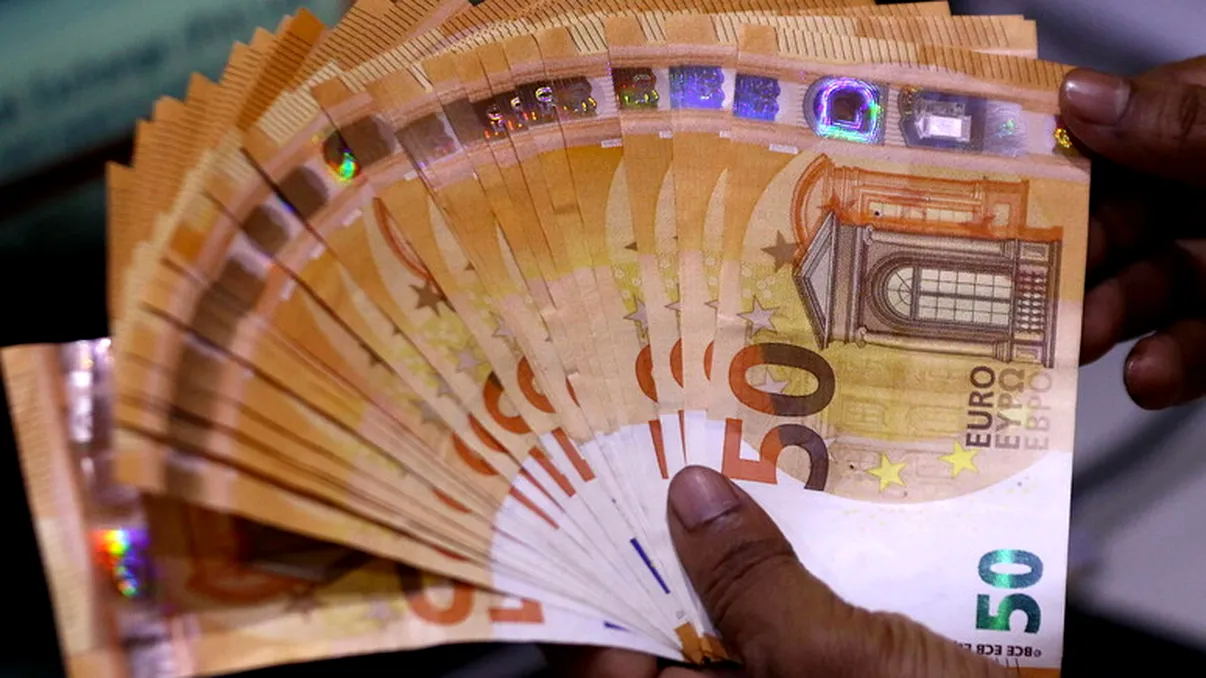 Bancnotele de care trebuie să te fereşti. Avertismentul poliţiştilor, detaliile la care să fii atent pentru a nu te lăsa păcălit