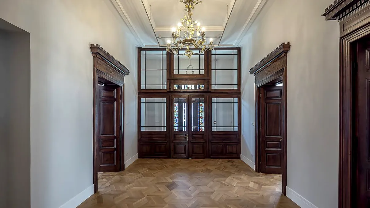 Casa cu geamuri bombate, unică în România. Cum arată clădirea care a făcut istorie în București