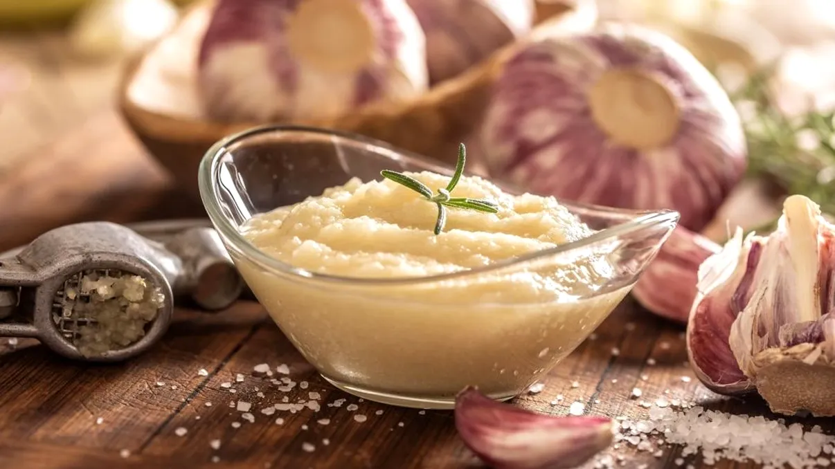 Ce să adaugi în mujdei la final ca să iasă cremos. Ingredientul la care nu te-ai fi gândit schimbă tot gustul