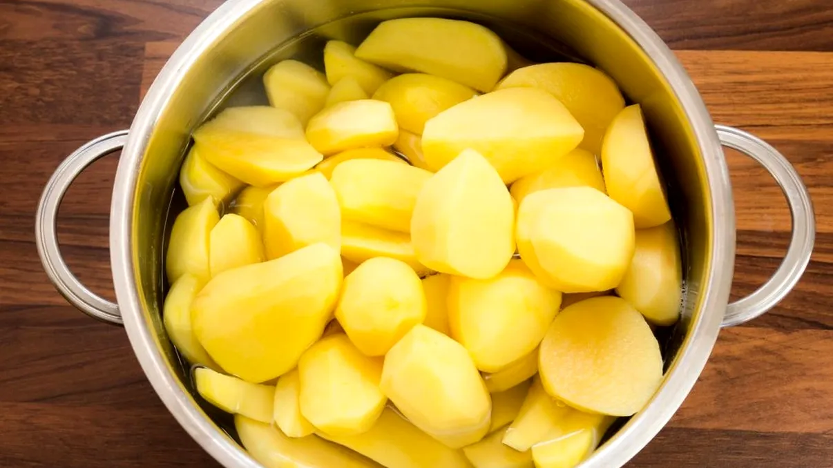 Ce trebuie să faci cu cartofii pentru piure după ce i-ai scos din apă. Secretul pentru a ieși pufos și cremos