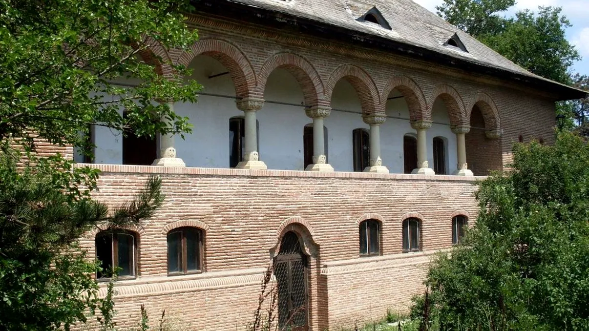 Conacul aflat la doar 40 de km de Bucureşti care te face să uiţi de cel din Mogoşoaia. Puţini ştiu de el, dar este de o frumuseţe rară