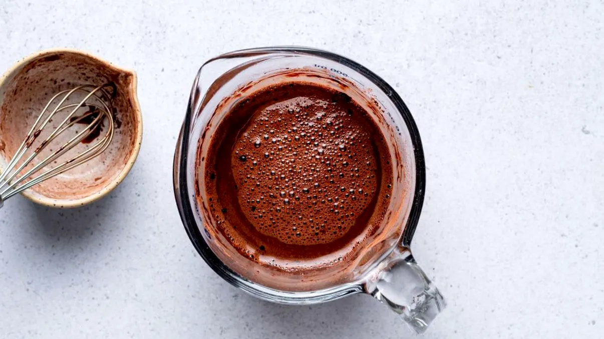 Cum încorporezi corect pudra de cacao în deserturi. Tehnica prin care îi activezi aroma