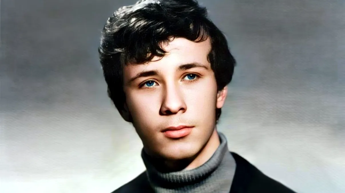 El a fost regele radioului românesc, ascultat de întreaga naţiune. Îţi dai seama cine este tânărul din imagine?