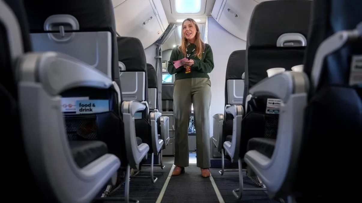 Locul din avion pe care să-l eviți cu orice preț! Secretul știut doar de stewardese îți va schimba viața