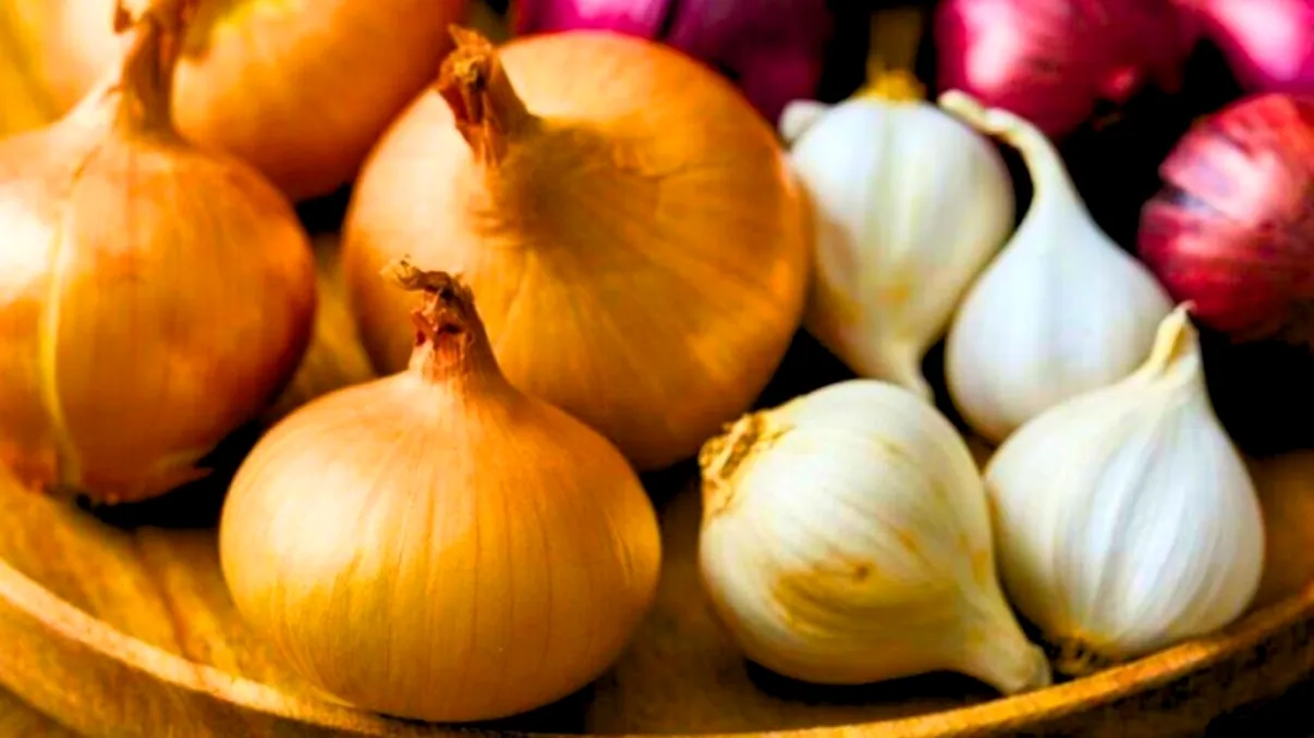 Nu mai depozita ceapa și usturoiul așa. De asta mucegăiesc repede, cum să reziste de două ori mai mult