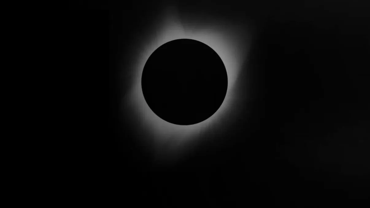 Primele imagini cu eclipsa solară totală. Americanii au aşteptat fenomenul spectaculos chiar şi pe plajă