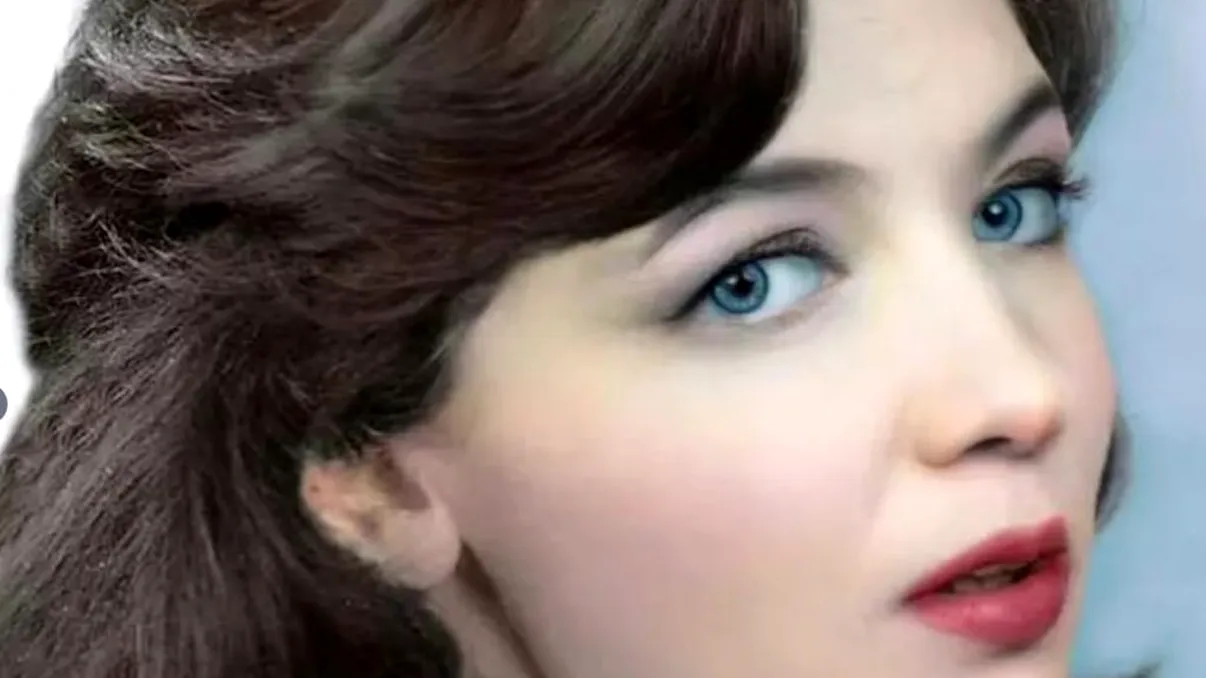 Recunoşti tânăra din imagine? A devenit una dintre cele mai iubite doamne ale României. S-a îndrăgostit nebuneşte de un bărbat însurat: 