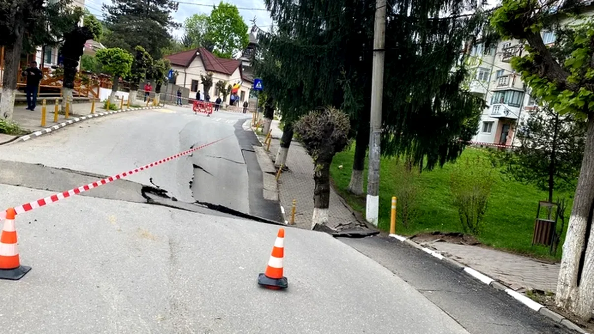 Strada surpată din Slănic Prahova s-a mai adâncit cu 20 de centimetri. Reacţia lui Marcel Ciolacu: 