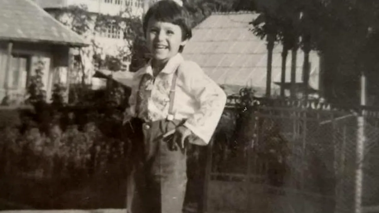 Copilul din imagine este acum unul dintre cei mai îndrăgiţi bărbaţi din România. Dă 100.000 de euro unui supravieţuitor