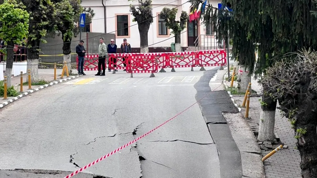 Crater format în Slănic Prahova. Zeci de blocuri, în pericol de prăbușire. Decizia urgentă a lui Arafat FOTO