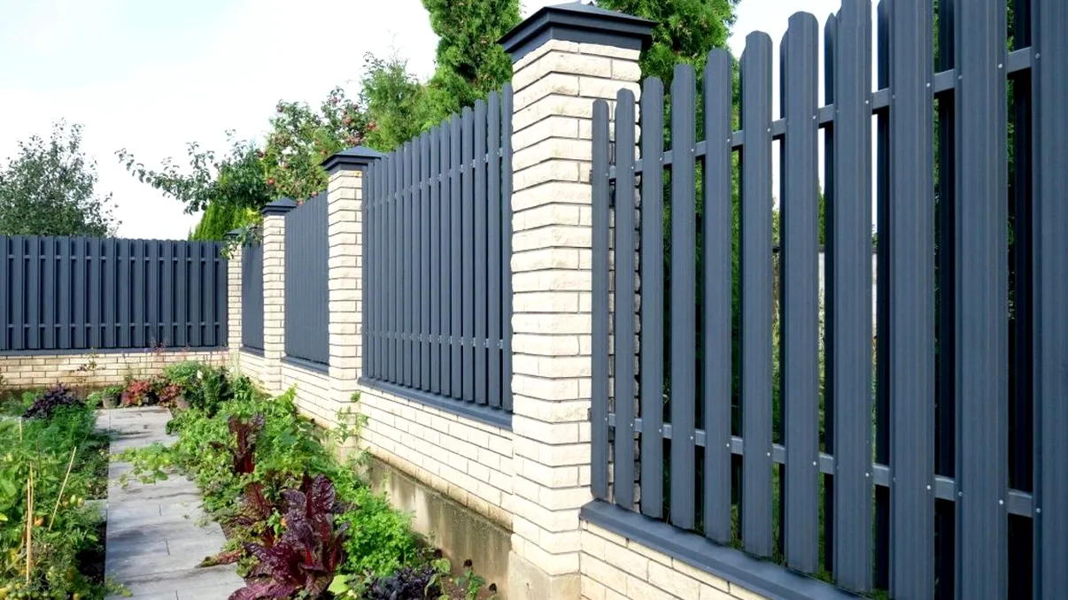 Ai dreptul să dărâmi gardul vecinului construit pe proprietatea ta? Legea spune clar, cum trebuie să procedezi