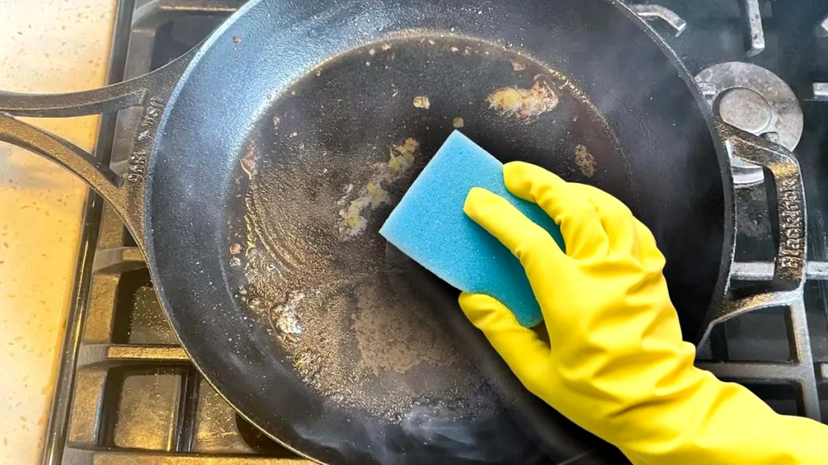 Cu ce cureţi tigăile din fontă. Trucul eficient şi rapid pe care îl ştiu toate gospodinele de la ţară